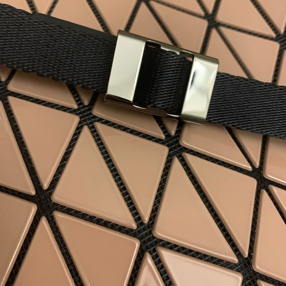 HP💯authentic almost new baobao issey Miyake Row Gloss Shoulder Bag pink beige - Picture 10 of 12